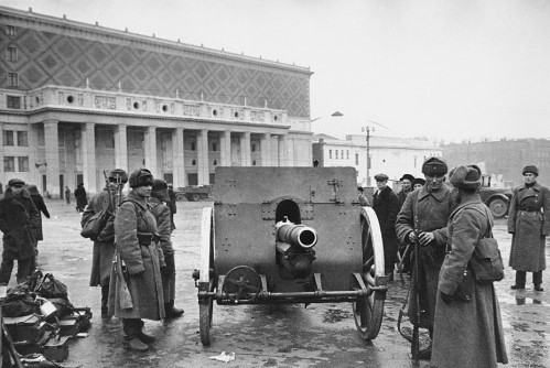 Binh sĩ Liên Xô tại Quảng trường Mayakovskaya (ngày nay là Triumphalnaya) trong thời gian diễn ra cuộc chiến bảo vệ quê hương khi Đức quốc xã xâm lược.