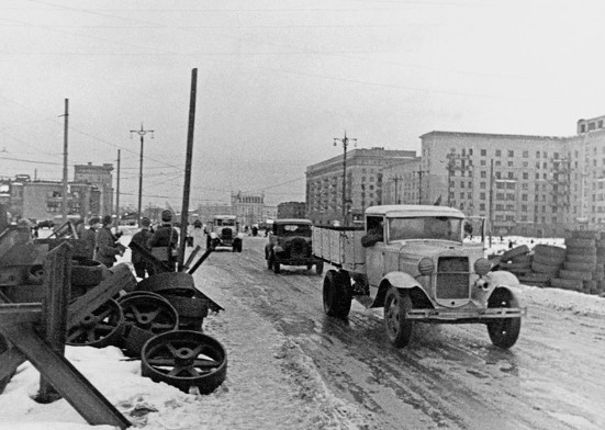Hồng quân Liên Xô bố trí tuyến phòng thủ trên xa lộ Mozhaiskoye theo hướng Tây vào tháng 10 - 12/1941.