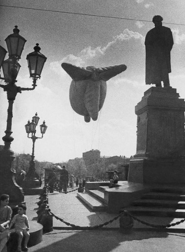 Một khinh khí cầu hoạt động trên Quảng trường Pushkin năm 1941.