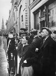 Vào ngày 22/6/1941, lực lượng phát xít Đức dưới sự chỉ huy của trùm phát xít Hitler bất ngờ tấn công xâm lược Liên Xô. Ngay sau đó, chính quyền Liên Xô tuyên bố bắt Chiến tranh Vệ quốc Vĩ đại. Trong ảnh là người dân Liên Xô ở thủ đô Moscow nghe thông báo về tình hình chiến tranh qua hệ thống loa phát thanh.