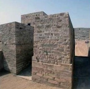 Khi đó, thành phố Marib không còn là thị trường của trầm hương và mộc dược do sự phát triển của Cơ Đốc giáo. Bởi lẽ, trong thời kỳ đầu, Cơ Đốc giáo cấm sử dụng trầm hương vì nó gắn liền với việc thờ cúng ngoại giáo. Khi tình hình giao thương xuống dốc, thành phố Marib dần lụi tàn. Ảnh: Fair Use.