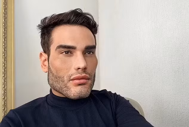 Bằng chứng về sự sống ngoài hành tinh có thể bao gồm những phát hiện về vi khuẩn trên sao Hỏa hoặc bằng chứng về các nền văn minh tiên tiến. Ảnh: dailymail.