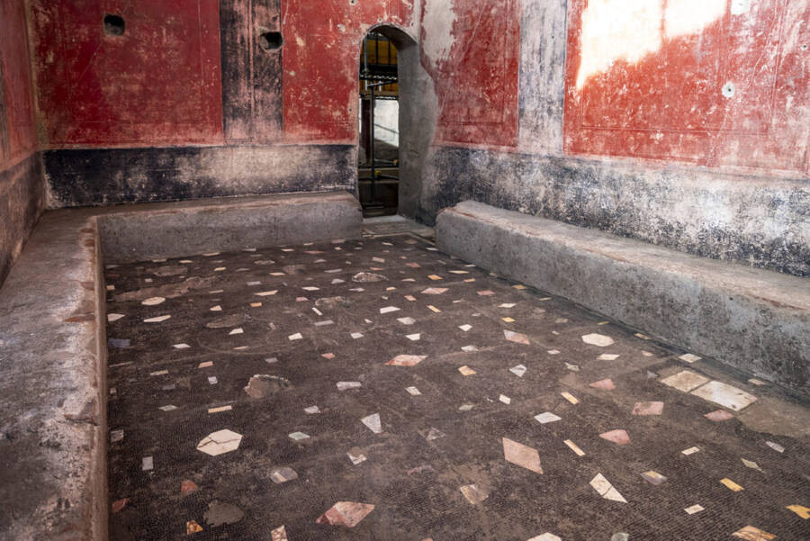 Vào năm 79 sau Công nguyên, núi lửa Vesuvius phun trào khiến thị trấn Pompeii bị chôn vùi trong tro bụi, đất đá. Cùng với đó, hàng ngàn cư dân Pompeii thiệt mạng. Vụ phun trào núi lửa này đã bảo tồn các công trình, thi hài của cư dân... gần như nguyên vẹn theo thời gian. Ảnh: Pompeii Archeological Park Press Office.