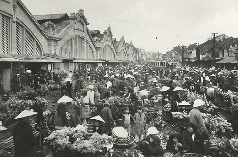 Tại chợ Đồng Xuân dịp Tết âm lịch, dòng người tấp nập với kẻ bán người mua. Tại đây, người dân có thể mua thực phẩm, cây cảnh, hoa đào, hoa mai...