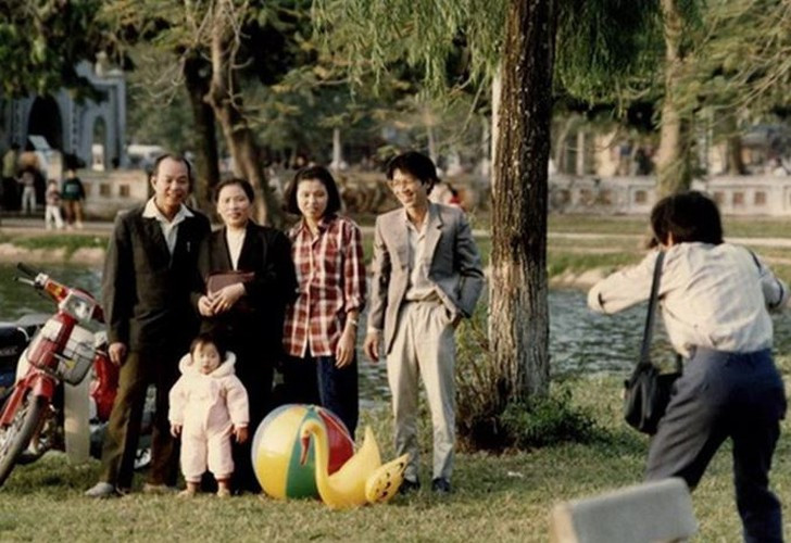 Và dịp năm mới, một gia đình đi du xuân, cùng nhau chụp một bức ảnh kỷ niệm.