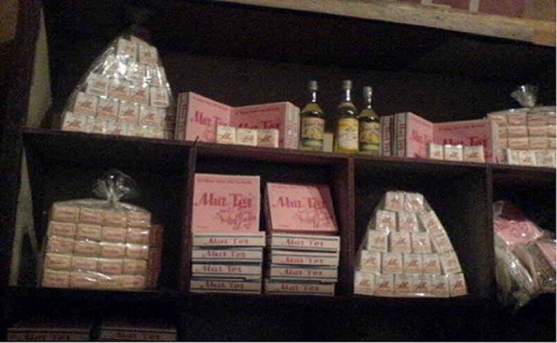 Vào dịp Tết Nguyên đán, các gia đình ở Việt Nam thường đến cửa hàng để mua mứt tết, rượu, bóng bì, bánh đa nem, hạt tiêu, thuốc lá, chè...