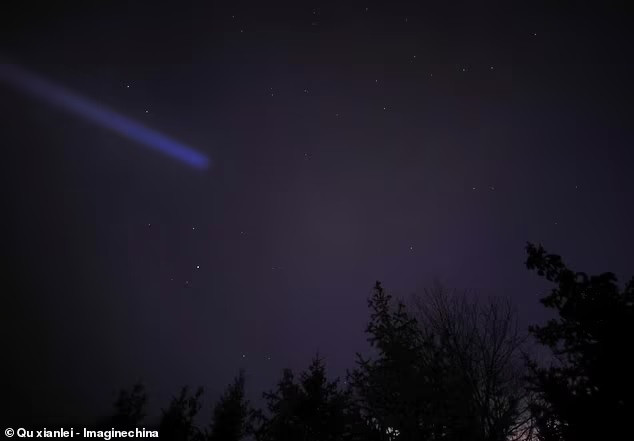 Khi Trái Đất đi qua quỹ đạo của mảnh vỡ sao chổi, các hạt bụi nhỏ lao vào bầu khí quyển với tốc độ cao và tạo ra những vệt sáng rực rỡ trên bầu trời. Ảnh: Quxianlei - Imaginechina.