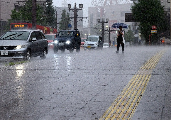 Nếu lái xe để tạt nước vào người đi đường thì tài xế ở Nhật Bản có thể bị phạt số tiền lên tới 7.000 yen. Ngoài ra, luật pháp cũng quy định các phương tiện nên lắp tấm chắn bùn hoặc lái xe chậm hơn khi trời mưa để không ảnh hưởng đến sự an toàn của người đi bộ. Ảnh: Mainichi/Ran Kanno.