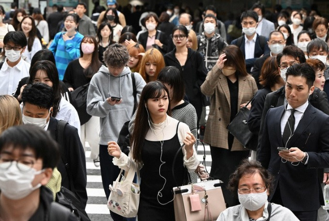 Giới hạn vòng eo đối với nam giới Nhật Bản là 85,09 cm và ở phụ nữ là 89,92 cm. Một số cơ quan, tổ chức, công ty còn hỗ trợ nhân viên tham gia các khóa thể dục để thậm chí còn sắp xếp các chương trình luyện tập, lớp học để giúp những người thừa cân lấy lại vóc dáng chuẩn. Ảnh: Mainichi/Takehiko Onishi.