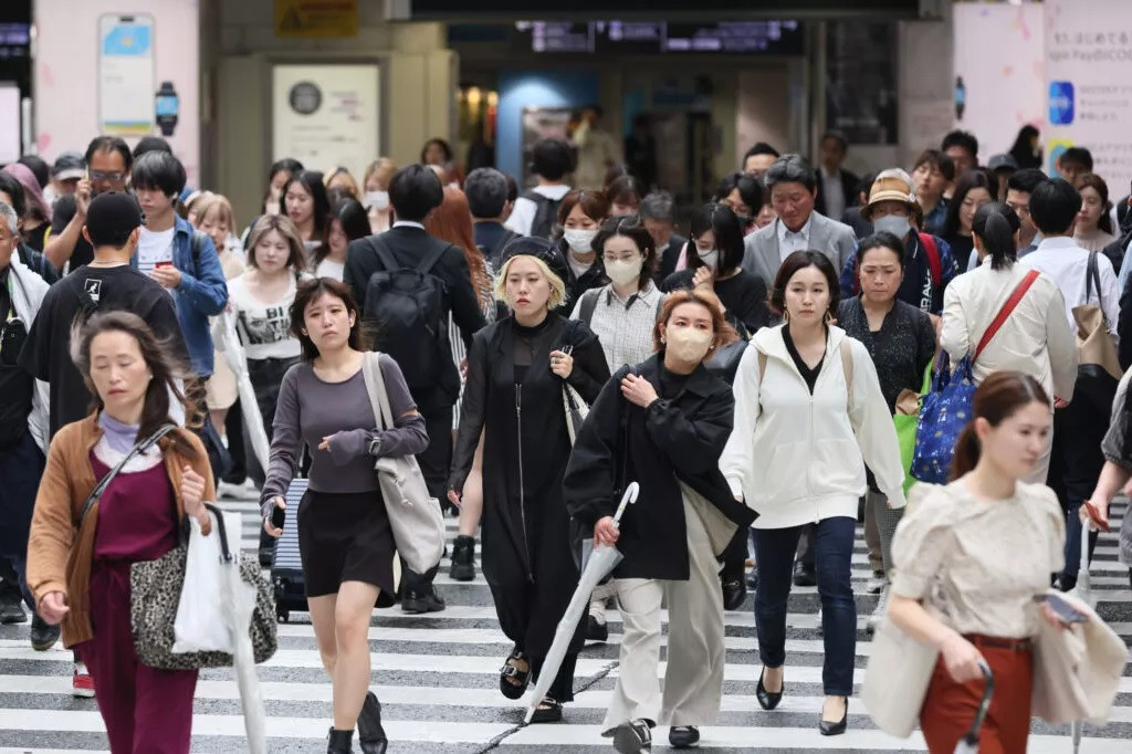 Người dân Nhật Bản nổi tiếng với chế độ ăn uống khoa học, lành mạnh, ngoại trừ những võ sĩ sumo. Luật Metabo năm 2008 cũng góp phần vào việc cải thiện vóc dáng của người dân. Cụ thể, luật Metabo quy định chính phủ được giám sát vòng eo của người dân trong độ tuổi 40 - 74 để đảm bảo rằng mỗi người luôn khỏe mạnh. Ảnh: eastasiaforum.