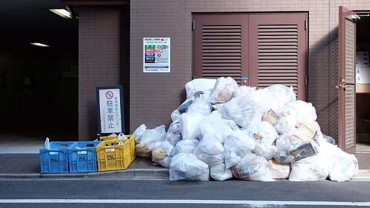 Nổi tiếng với lối sống ngăn nắp, sạch sẽ và thân thiện với môi trường, người dân Nhật Bản đổ rác đúng ngày, đúng giờ, đúng nơi quy định. Ảnh: japan-guide.com.