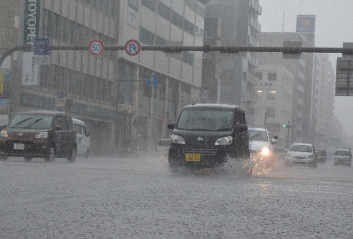 Tại nhiều quốc gia trên thế giới, tài xế ô tô di chuyển với tốc độ nhanh có thể tạt nước vào người đi bộ nếu không giảm tốc độ khi đi qua những vũng nước trên đường vào ngày mưa. Việc lái xe bất cẩn như vậy không được chấp nhận ở Nhật Bản. Ảnh: Mainichi/Soichiro Hayashi.