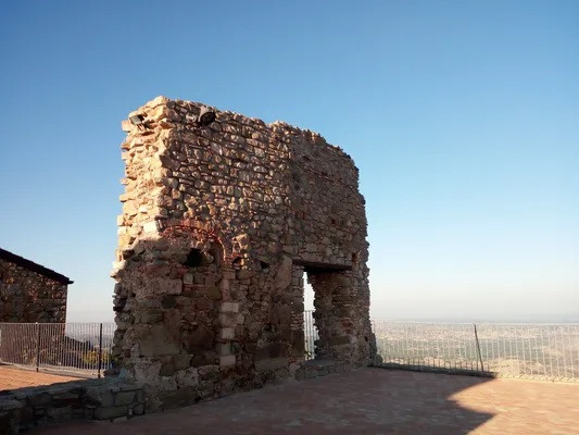 Trong một lần bào chữa cho thân chủ trước tòa, luật sư Virgilio đã nói: “Nếu tôi nói sai, chiếc đèn chùm trên đầu tôi sẽ rơi xuống”. Ngay sau khi ông nói xong, chiếc đèn chùm lập tức rơi xuống. Ảnh: Manuele Bruno/cc by-sa 4.0.
