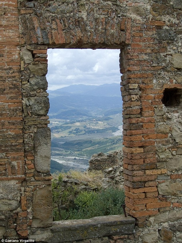 Vì không muốn gặp điều xui xẻo nên một số cư dân ở Colobraro đã dọn nhà tới nơi khác sinh sống. Theo đó, dân số ở thị trấn này có sự sụt giảm qua từng năm. Ảnh: Geatano Virgallito.