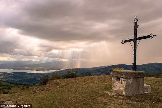 Trong đó, người dân địa phương truyền tai nhau câu chuyện về đứa trẻ sinh ra ở Colobraro với 2 trái tim hoặc đứa bé chào đời có 3 lá phổi, máy bay rơi xuống thị trấn... Ảnh: Geatano Virgallito.