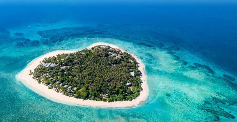 Tavarua nổi tiếng là hòn đảo có hình trái tim nằm gần Viti Levu - đảo chính của Fiji. Khi tới đây, du khách có thể tham gia nhiều trải nghiệm thú vị như lặn biển ngắm rạn san hô, lướt sóng, câu cá thể thao, chèo thuyền kayak... Ảnh: tavarua.com.