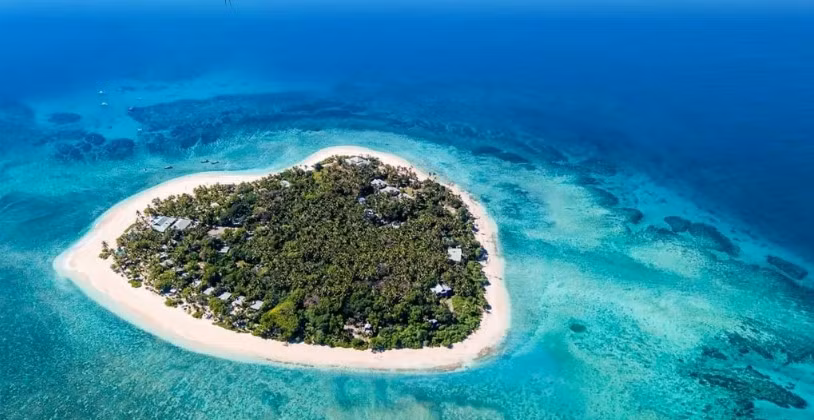 Tavarua nổi tiếng là hòn đảo có hình trái tim nằm gần Viti Levu - đảo chính của Fiji. Khi tới đây, du khách có thể tham gia nhiều trải nghiệm thú vị như lặn biển ngắm rạn san hô, lướt sóng, câu cá thể thao, chèo thuyền kayak... Ảnh: tavarua.com.