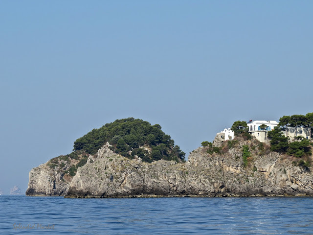 Đảo Sirenuse nổi tiếng với các khu nghỉ mát, khách sạn sang trọng, đẳng cấp cũng như có nhiều hoạt động vui chơi thú vị dành cho du khách. Ảnh: splendidmarket.