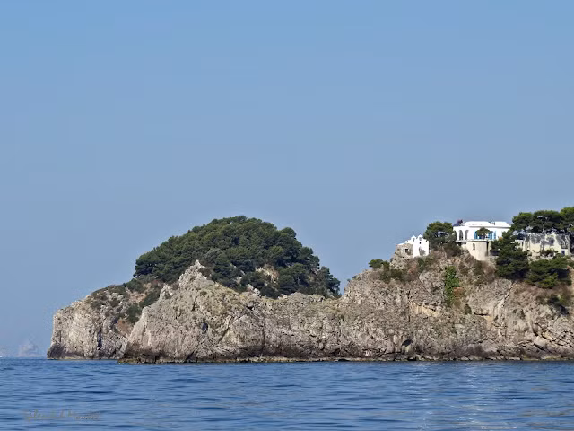 Đảo Sirenuse nổi tiếng với các khu nghỉ mát, khách sạn sang trọng, đẳng cấp cũng như có nhiều hoạt động vui chơi thú vị dành cho du khách. Ảnh: splendidmarket.