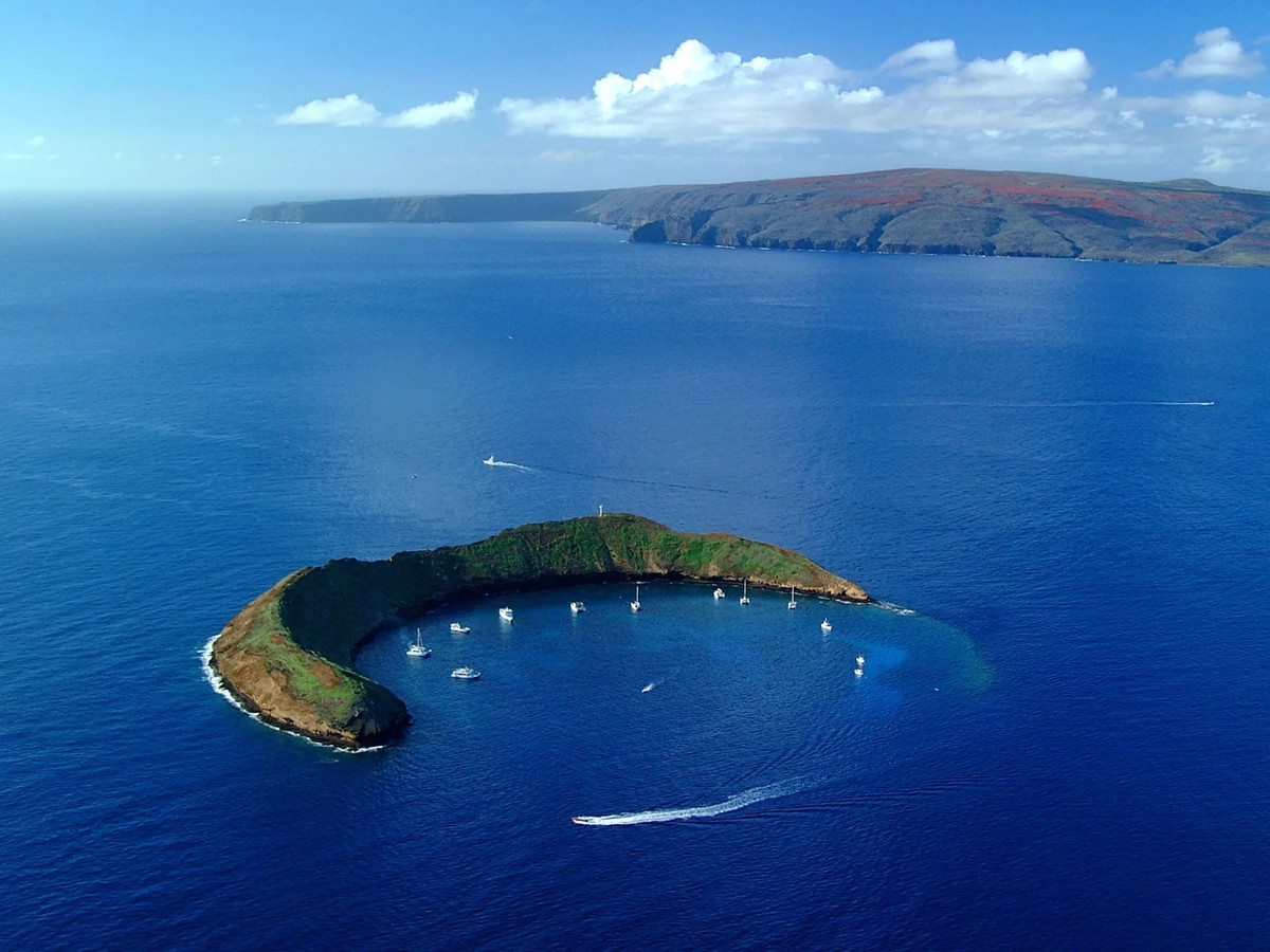 Đảo Molokini ở Hawaii, Mỹ nhìn từ trên cao rất giống Mặt trăng. Nơi đây thực chất là một ngọn núi lửa hình lưỡi liềm. Điều này xuất phát từ việc một phần ngọn núi chìm dưới dòng kênh Alalaleiki, nằm giữa đảo Maui và Kaho'olawe. Ảnh: gohawaii.