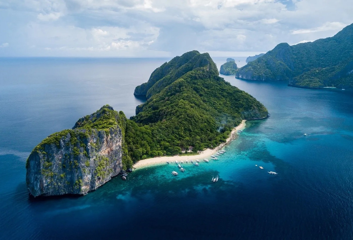 Dilumacad ở El Nido, Palawan nổi tiếng thế giới là hòn đảo có hình dáng giống một trực thăng nhưng không có cánh quạt. Ảnh: tikigo.