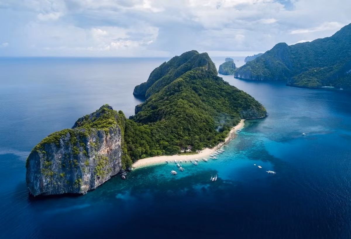 Dilumacad ở El Nido, Palawan nổi tiếng thế giới là hòn đảo có hình dáng giống một trực thăng nhưng không có cánh quạt. Ảnh: tikigo.
