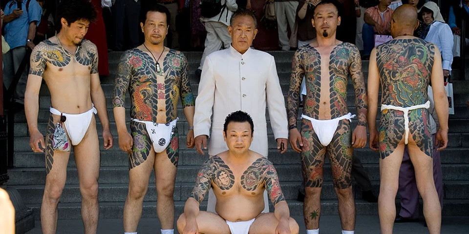 Nếu phạm phải sai lầm thì thành viên yakuza có thể trị trừng phạt nặng bằng cách chặt tay. Trong trường hợp phạm tội nặng thì thành viên băng đảng sẽ phải trả giá bằng tính mạng. Ảnh: tokyosnackbox.