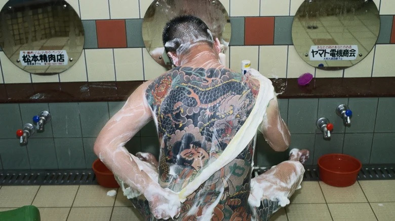 Về sau, các thành viên yakuza bắt đầu xăm mình và dần trở thành "truyền thống" của băng đảng. Những hình xăm thể hiện địa vị của các tay anh chị xã hội đen trong tổ chức. Ảnh: Gideon Mendel/Getty Images.