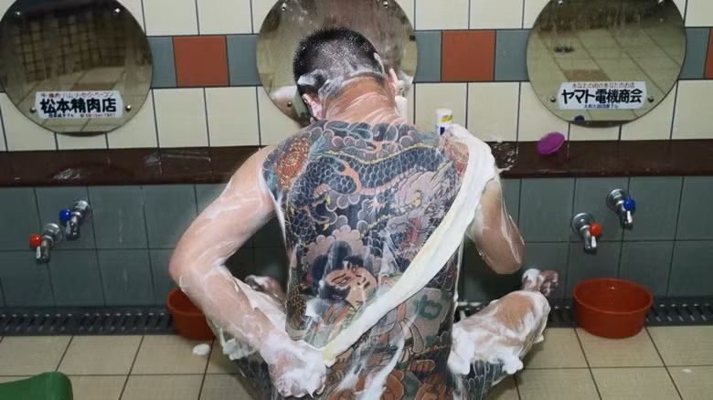 Về sau, các thành viên yakuza bắt đầu xăm mình và dần trở thành "truyền thống" của băng đảng. Những hình xăm thể hiện địa vị của các tay anh chị xã hội đen trong tổ chức. Ảnh: Gideon Mendel/Getty Images.