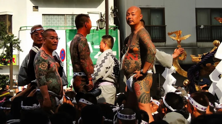 Ban đầu, các thành viên yakuza hợp thành các băng nhóm và được gọi là ninkyo dantai. Nhiều thành viên các băng đảng xã hội đen từng vào tù và bị xăm mình để đóng dấu tội phạm. Ảnh: Monique Toth/Getty Images.