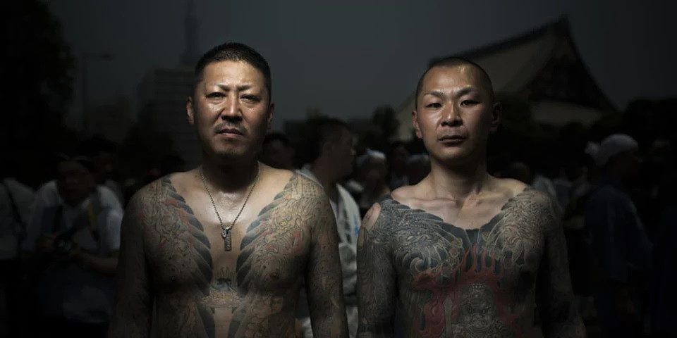 Trong nhiều năm qua, một số thành viên yakuza, thậm chí cả những người "máu mặt" trong tổ chức bị cảnh sát bắt giữ, đưa ra xét xử và nhận bản án hàng chục năm vì những tội ác đã gây ra. Ảnh: tokyosnackbox.