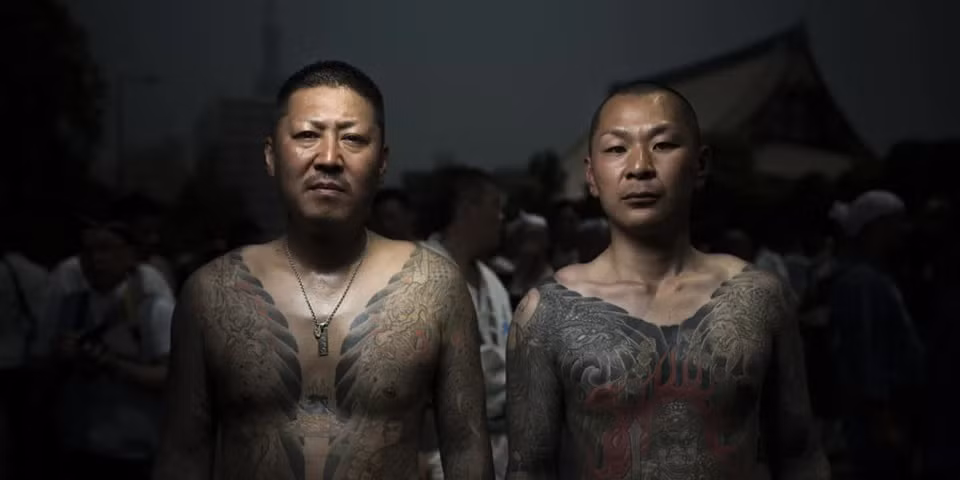 Trong nhiều năm qua, một số thành viên yakuza, thậm chí cả những người "máu mặt" trong tổ chức bị cảnh sát bắt giữ, đưa ra xét xử và nhận bản án hàng chục năm vì những tội ác đã gây ra. Ảnh: tokyosnackbox.