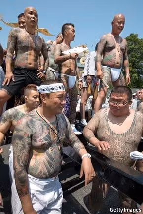 Tính đến năm 2011, số lượng thành viên yakuza là khoảng 70.300 người. Con số này đã giảm xuống còn 25.900 vào năm 2020. Số liệu này do Trung tâm Quốc gia Phòng chống tội phạm băng đảng đưa ta. Ảnh: Getty Images.