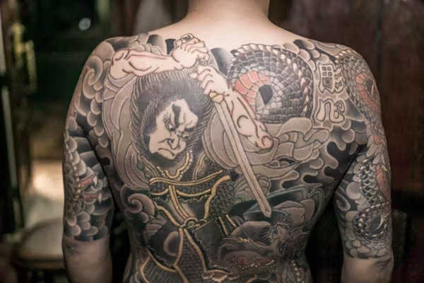 Quá trình xăm mình hoàn toàn thủ công, mất nhiều thời gian. Theo đó, yakuza trải qua nhiều đau đớn và quá trình xăm mình còn được coi như cách các thành viên thể hiện lòng gan dạ. Ảnh: Andreas Johansson, Author provided.