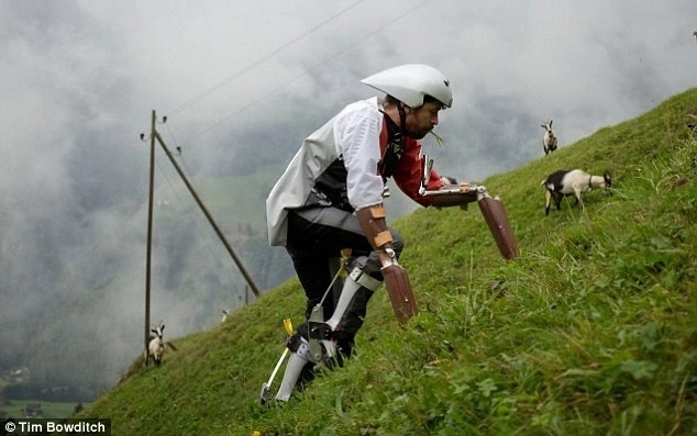 Tuy nhiên, anh Thwaites quyết định không trở thành chó vì không ăn thịt. Sau đó, anh thử suy nghĩ tới những con mà anh muốn trở thành như mèo, voi. Sau khi suy nghĩ kỹ, anh nhận thấy rằng, dường như chúng cũng gặp một số vấn đề giống con người, có những cảm xúc tiêu cực như buồn bã, bối rối, tức giận...