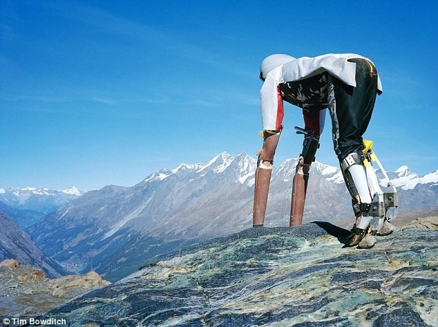 Khi nhìn thấy những con dê, anh Thwaites vui mừng và cho rằng đó chính là điều mà mình đang tìm. Anh muốn trở thành một con dê, có thể đi theo chúng khắp mọi nơi. Khi chia sẻ với mọi người về quyết định này, anh bị nhiều người cho rằng là điên khùng.