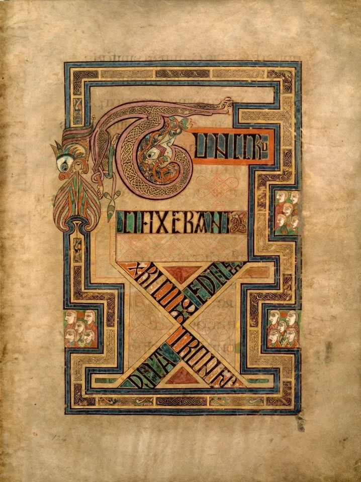 Các trang trong cuốn sách được viết công phu. Trong đó, chữ cái đầu tiên thường được viết hoa và trang trí bằng các họa tiết kỳ ảo về động vật huyền thoại hoặc họa tiết Celtic. Ảnh: visittrinity.ie.