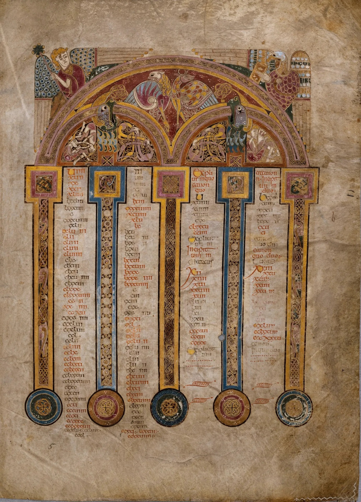 Vào đầu những năm 800, các tu sĩ trên đảo Iona đã mang theo Sách Kells và chuyển đến Ireland để tránh những cuộc tấn công của người Viking. Sau đó, cuốn sách này được lưu giữ trong nhiều thế kỷ tại một tu viện ở thị trấn Kells của Ireland. Do đó, bản thảo này có tên Sách Kells. Ảnh: visittrinity.ie.