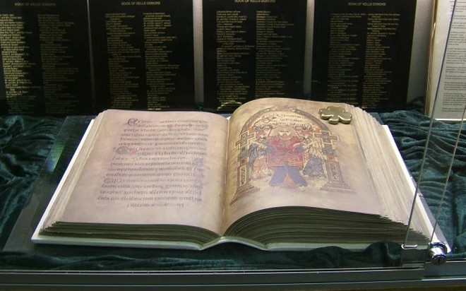 Với niên đại khoảng 1.200 tuổi, Sách Kells được xem là một trong những bản thảo thời Trung cổ được bảo quản tốt nhất được tìm thấy cho tới nay. Ảnh: Worldhistoryencyclopedia.