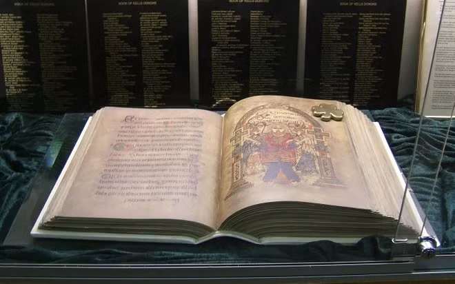Với niên đại khoảng 1.200 tuổi, Sách Kells được xem là một trong những bản thảo thời Trung cổ được bảo quản tốt nhất được tìm thấy cho tới nay. Ảnh: Worldhistoryencyclopedia.