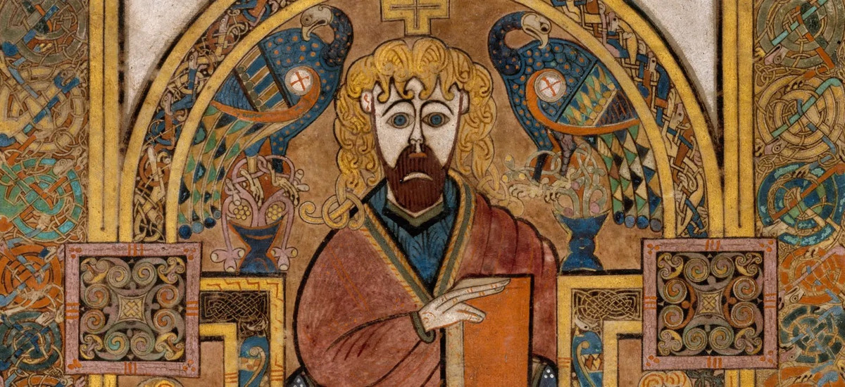 Vào khoảng 1.200 năm trước, sách được sao chép cẩn thận bằng thủ công. Nhiệm vụ này thường do các tu sĩ thực hiện. Do đó, các nhà nghiên cứu cho rằng, những tu sĩ trên đảo Iona vào khoảng năm 800 đã tỉ mỉ chép từng trang để hoàn thành Sách Kells. Quá trình này mất khá nhiều thời gian và công sức. Ảnh: visittrinity.ie.