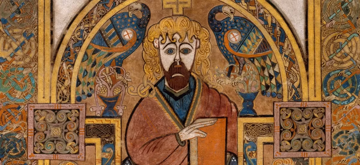 Vào khoảng 1.200 năm trước, sách được sao chép cẩn thận bằng thủ công. Nhiệm vụ này thường do các tu sĩ thực hiện. Do đó, các nhà nghiên cứu cho rằng, những tu sĩ trên đảo Iona vào khoảng năm 800 đã tỉ mỉ chép từng trang để hoàn thành Sách Kells. Quá trình này mất khá nhiều thời gian và công sức. Ảnh: visittrinity.ie.