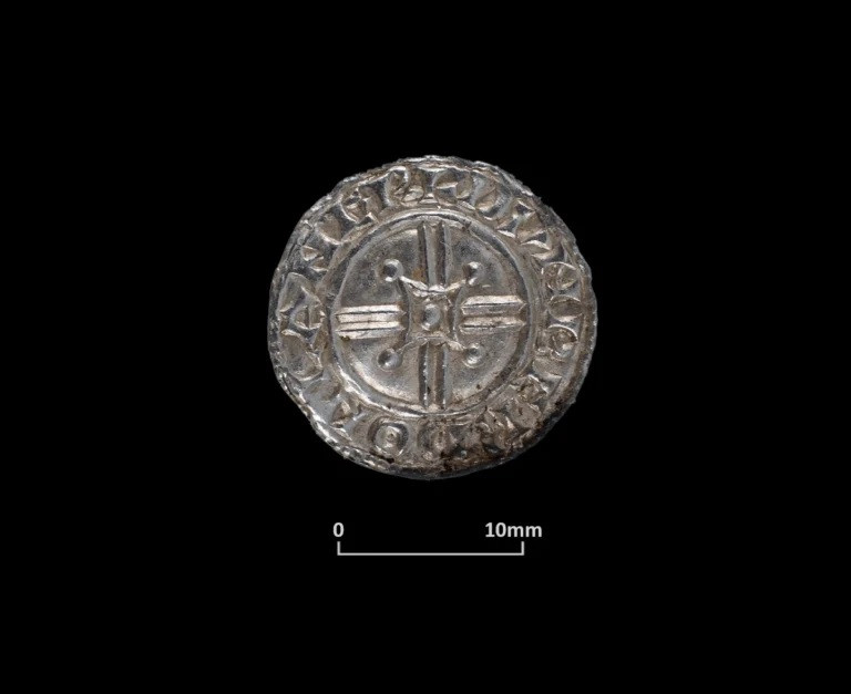 Dựa trên hồ sơ khảo cổ học, tấm chì không phải là phương pháp cất giữ tiền xu bất thường. Thế nhưng, việc lựa chọn vật liệu tương đối chắc chắn này đặt ra câu hỏi tại sao chủ nhân không sử dụng một cái nồi thay vào đó. Ảnh: coin minted at Langport.