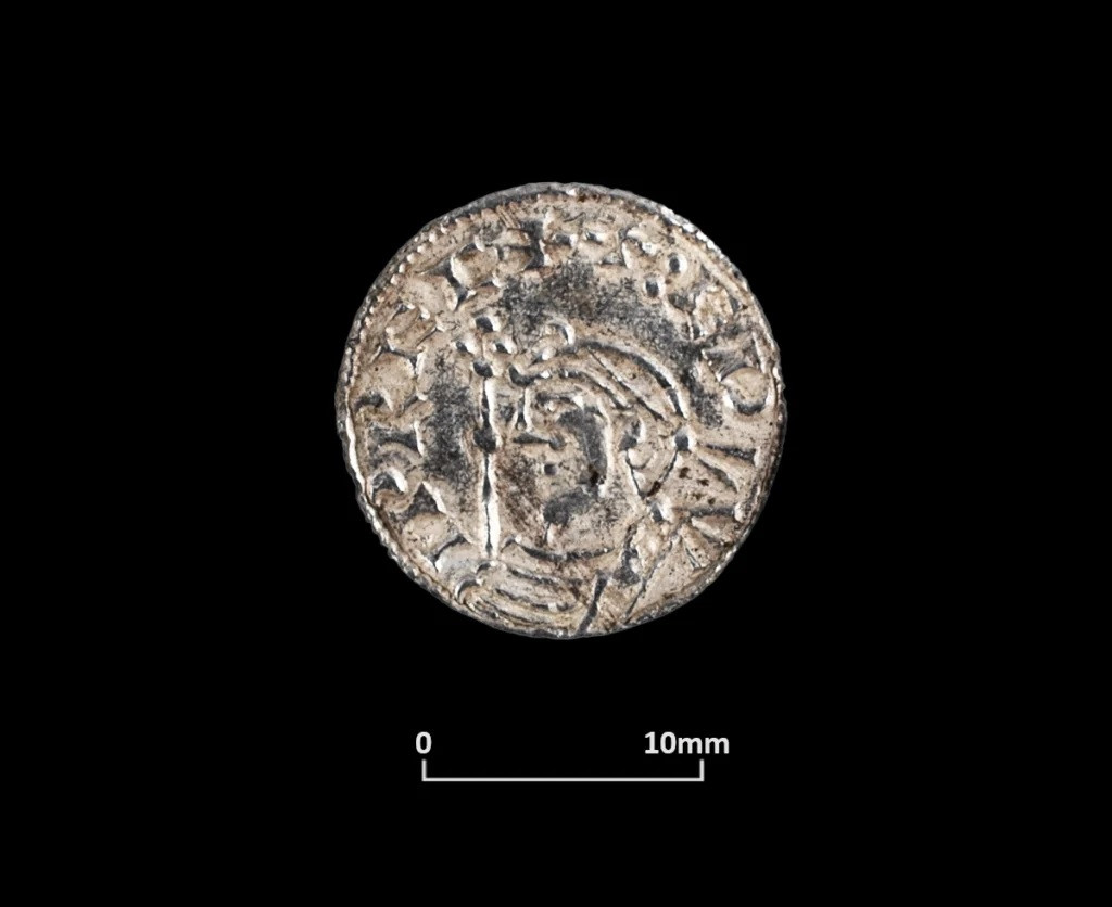 Các nhà khảo cổ đã mở chiếc túi trong phòng thí nghiệm và xác định rằng lớp bọc chì được làm từ tấm gấp. Điều này cho thấy chủ nhân của kho báu đã rất cẩn thận khi chôn giấu nó và sử dụng một lớp vỏ mà họ biết là chắc chắn. Ảnh: Edward the Confesssor, ‘PACX’ type penny.