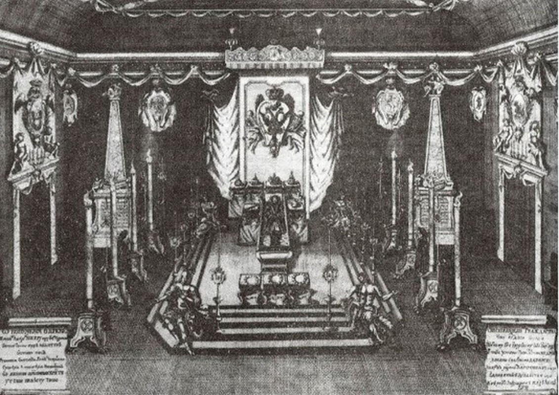 Ngôi nhà của Peter Đại đế xây theo phong cách kiến trúc truyền thống của Nga với nhiều phòng nhưng các phòng đều nhỏ và có trần thấp. Do vậy, các căn phòng sẽ ấm áp hơn trong mùa Đông. Khi trưởng thành, lâu đài Poteshny trở thành nơi ở riêng của Peter Đại đế. Lâu đài này cũng có các phòng nhỏ, trần và cửa ra vào đều thấp.