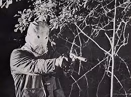 Sau khi tỉnh lại, Jimmy thấy một người đi xe máy ngang qua nên nhờ gọi cảnh sát để báo áo. 30 phút sau, 4 cảnh sát có mặt tại hiện trường nhưng "sát nhân bóng ma" đã biến mất.