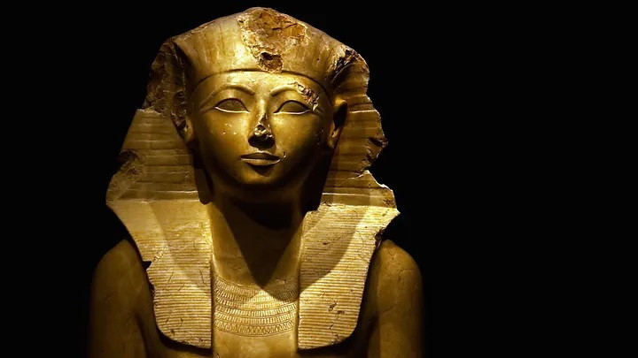 Hatshepsut ban đầu là vợ của pharaoh Thutmose II. Sau khi chồng bằng hà, con trai Thutmose II là Thutmose III kế thừa ngai vàng. Tuy nhiên, Thutmose III chỉ 2 tuổi khi lên ngôi. Do đó, mẹ kế của Thutmose III là Nữ hoàng Hatshepsut đã đứng ra xử lý chuyện triều chính. Ảnh: amysmartgirls.