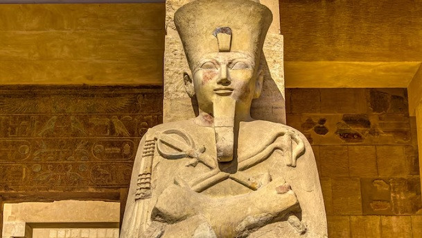 Vào thời cổ đại, ngôi đền tang lễ được gọi là Djeser Djeseru do Nữ hoàng Hatshepsut cho xây dựng tại Deir el-Bahari ở Luxor. Một số công cụ có khắc dòng chữ dành tặng cho "vị thần tốt lành Neb Maat Re, trong ngôi đền Djeser Djeseru, được Amun yêu mến". Ảnh: Mareandmare / Dreamstime.