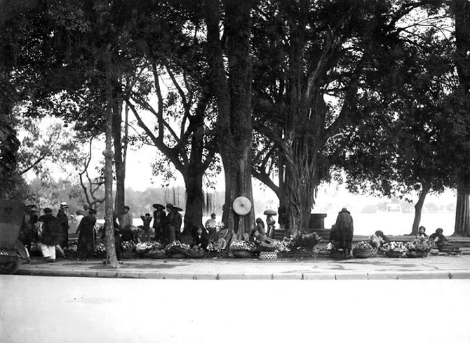 Một phiên chợ Tết họp bên bờ Hồ Hoàn Kiếm thời xưa.