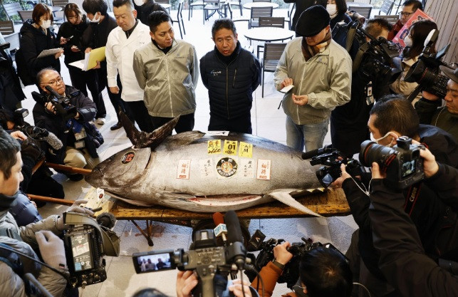 Vì vậy, con cá mở hàng năm mới tại chợ cá Toyosu được bán với giá càng cao thì kinh tế của Nhật Bản trong năm ấy càng thành công. Ảnh: Kyodo.